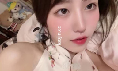 抖音網紅反差婊，露臉3P口爆顏射，粉絲眼裡的青春傻白甜，床上秒變騷母狗，表情超級淫盪，叫聲可射，射嘴裡主動吸舔精液-2